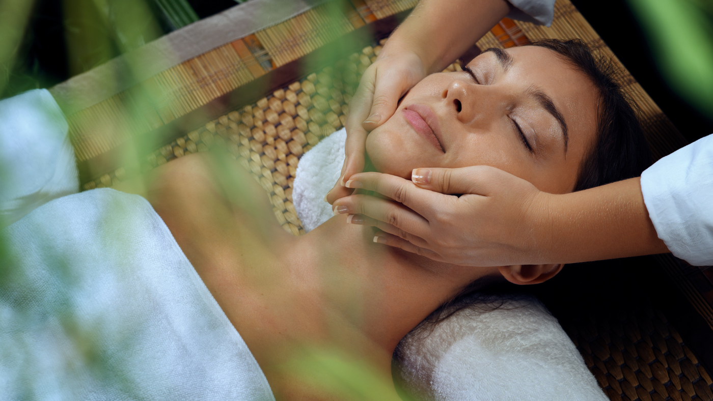 a women lying on the table and recieving an ayurvedic treatment for natural skin care and radiance